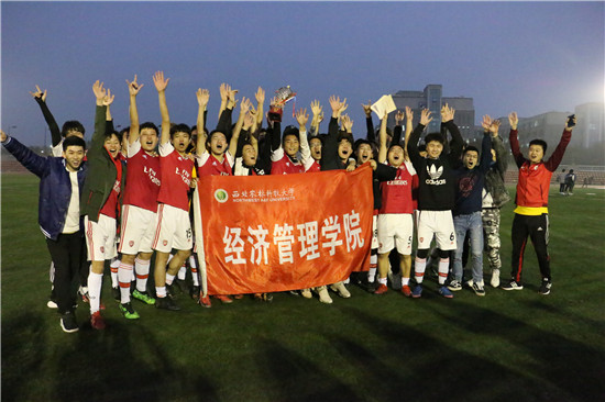 6f9b314a1dd74c62a6f565eb4bbfd0c0.jpg 全体队员们为夺冠欢呼.jpg