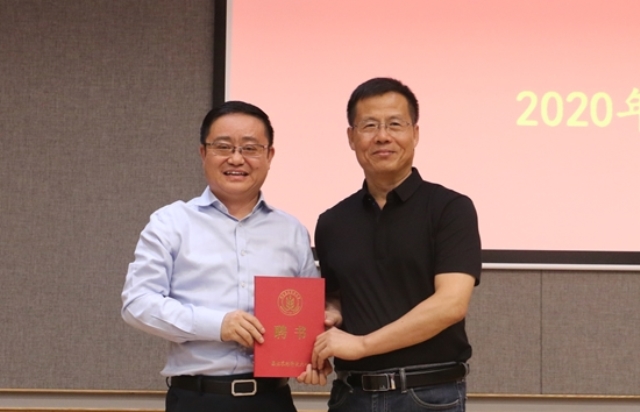 e7afef296d3d49e887f838ddc141c06a.jpg 院党委书记张岁平为王文博颁发聘任证书.jpg